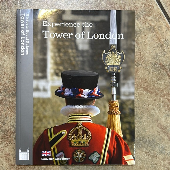 Experience the Tower of London: Souvenir‎ Guidebook    travel England - Picture 1 of 5